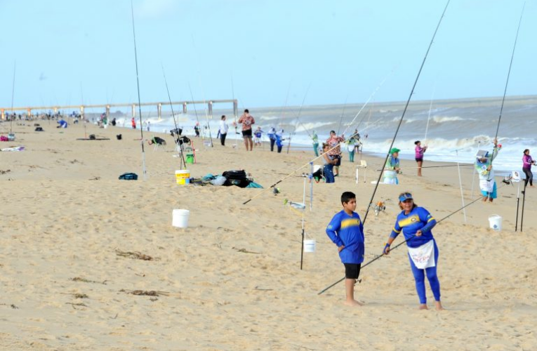 Circuito Ecoanzol de Pesca de Praia reúne mais de 90 competidores em Barra do Furado, em Quissamã